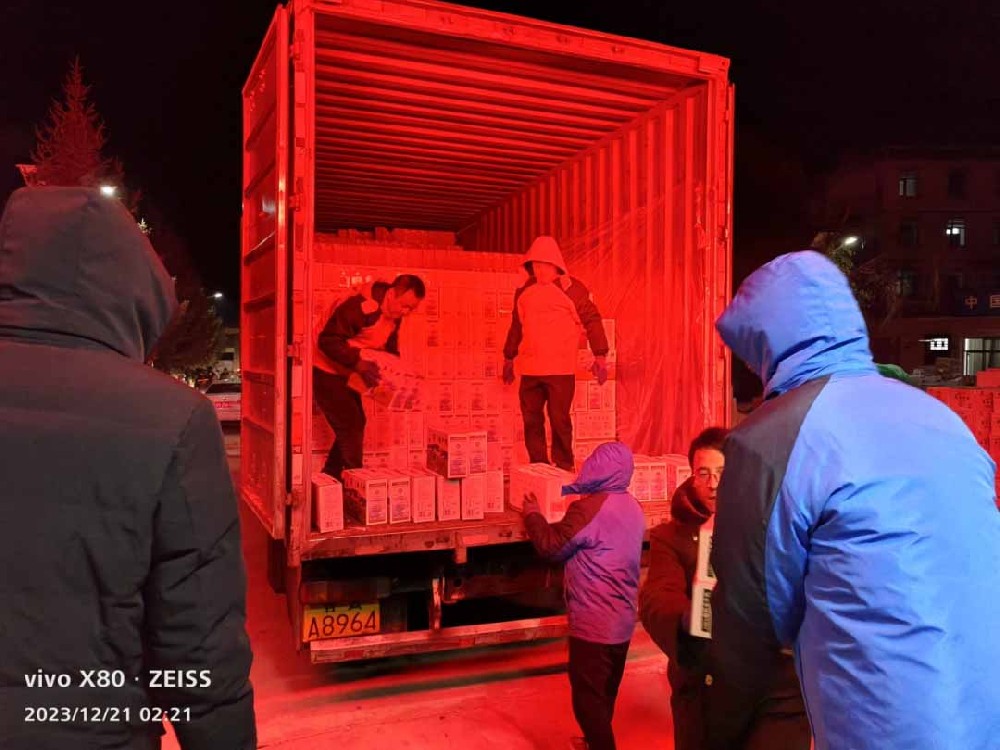 球王会平台集团援助积石山、东乡县等地第一批救灾物资顺利抵达灾区