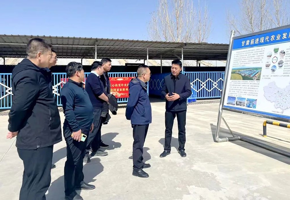 酒泉职业技术学院副校长王立智一行到甘肃球王会平台集团参观见学
